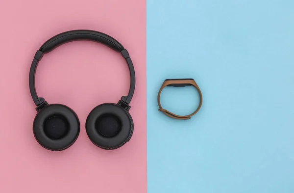 Wireless Stereo Headphones Smart Bracelet Pink Blue Pastel Background Modern — Stock Photo, Image