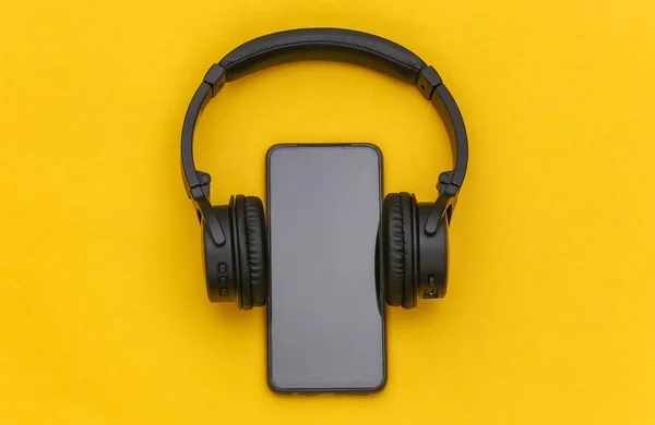 Smartphone Con Auriculares Estéreo Inalámbricos Sobre Fondo Amarillo Vista Superior —  Fotos de Stock