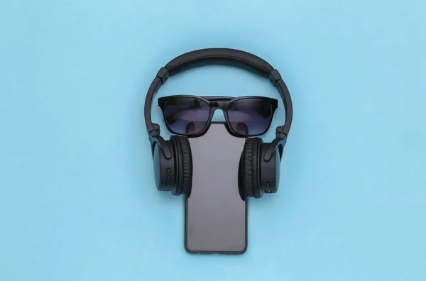 Smartphone Con Auriculares Estéreo Inalámbricos Gafas Sol Sobre Fondo Azul —  Fotos de Stock
