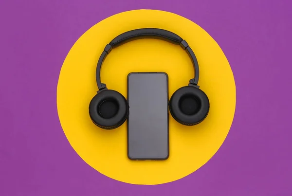 Smartphone Con Auriculares Estéreo Inalámbricos Sobre Fondo Púrpura Con Círculo —  Fotos de Stock