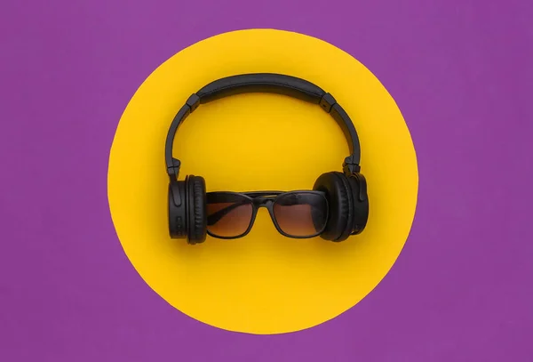 Auriculares Estéreo Con Gafas Sol Sobre Fondo Morado Con Círculo —  Fotos de Stock