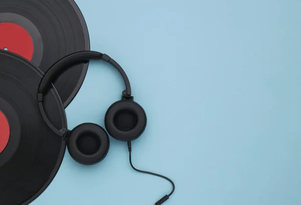 Grabaciones Vinilo Retro Auriculares Estéreo Sobre Fondo Azul Copiar Espacio —  Fotos de Stock