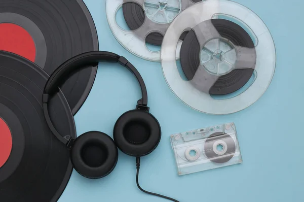 Retro Vinil Plaklar Ses Manyetik Makarası Ses Kaseti Mavi Arka — Stok fotoğraf