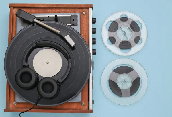 Retro Schallplattenspieler Und Magnetische Audio Spule Auf Blauem Hintergrund Ansicht — Stockfoto