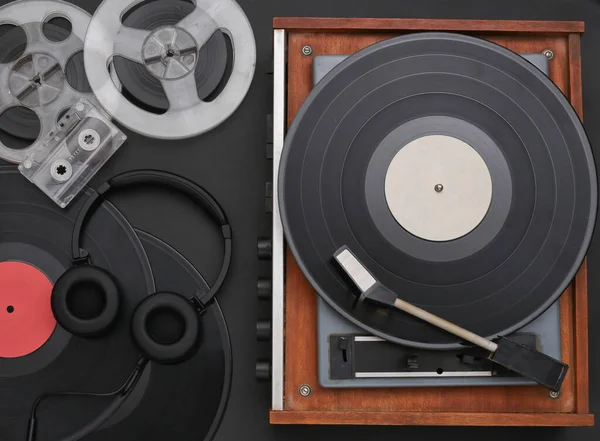Retro Plattenspieler Mit Schallplatten Audio Magnetspule Audio Kassette Und Stereo — Stockfoto