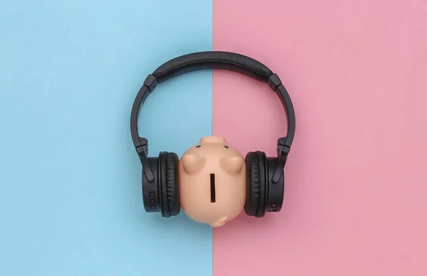 Piggy Bank Listens Stereo Headphones Blue Pink Pastel Background Top — Stock Photo, Image