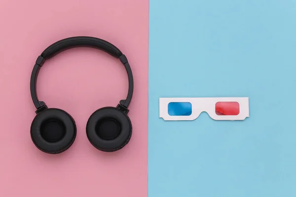 Okulary Słuchawki Stereo Niebieskim Różowym Tle Widok Góry Układy Płaskie — Zdjęcie stockowe