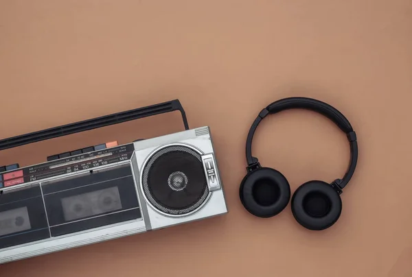 Boombox Ses Kayıt Cihazı Kahverengi Arka Planda Stereo Kulaklıklar Retro — Stok fotoğraf