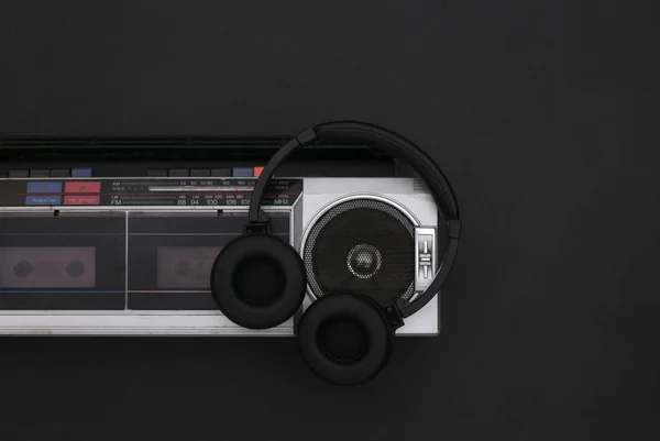 Boombox Ses Kayıt Cihazı Siyah Arka Planda Stereo Kulaklıklar Retro — Stok fotoğraf