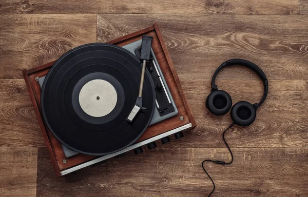 Retro Vinyl Player Stereo Headphones Wooden Background Top View Flat — Stock Photo, Image