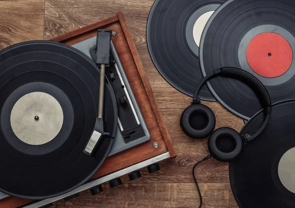 Retro Vinyl Player Und Stereo Kopfhörer Auf Holzgrund Ansicht Von — Stockfoto