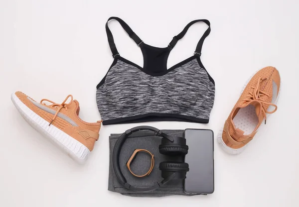 Flat Lay Samenstelling Van Sportuitrusting Kleding Witte Achtergrond Fitness Sport — Stockfoto