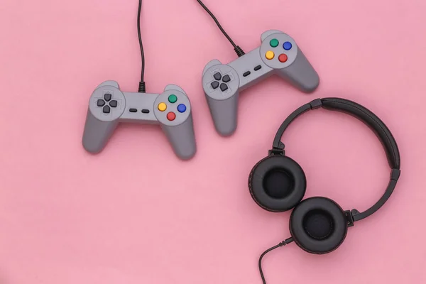 Słuchawki Stereo Retro Joysticki Różowym Pastelowym Tle Widok Góry Układy — Zdjęcie stockowe