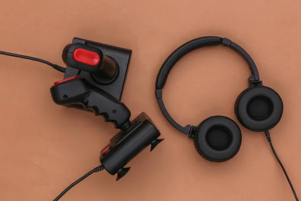 Stereo Headphones Retro Joysticks Brown Background Top View Flat Lay — Stock Photo, Image