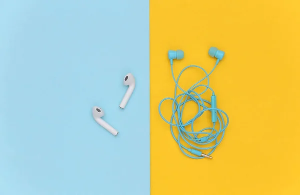 Wireless Earphones Wired Tangled Headphones Yellow Background Top View Flat — Stock Photo, Image