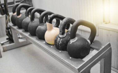 Kettlebell 'le karıştırın. Fonksiyonel eğitim ekipmanları