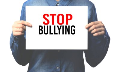 Kotlu tişörtlü kızın eli bir kağıt tutuyordu. Boşluğu kopyala