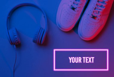 Kablosuz kulaklıklı spor ayakkabılar. Retro dalga, neon ışık, morötesi. Üst görünüm, minimalizm