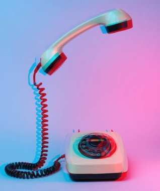 Arıza efekti. Yükselen telefon saplı eski usul döner telefon, mavi neon ışık, 80 'ler.