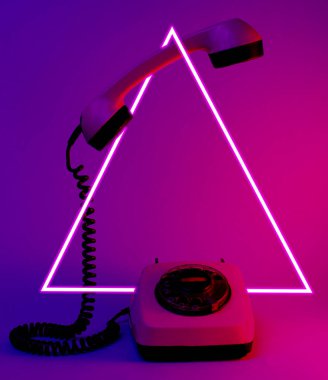 Yükselen telefon saplı eski usul döner telefon, mavi kırmızı neon ışık, 80 'ler.