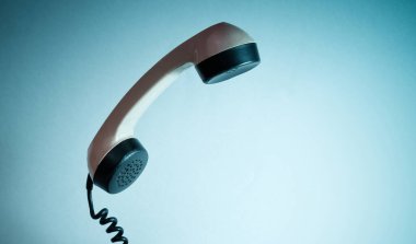 Eski tarz telefon sapı, mavi kırmızı neon ışık, 80 'ler.