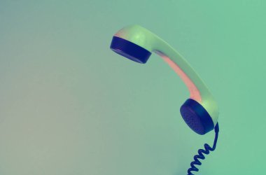 Eski tarz telefon sapı, mavi kırmızı neon ışık, 80 'ler.