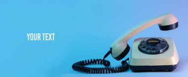 Yükselen telefon saplı eski usul döner telefon, neon ışık, kopyalama alanı, 80 'ler