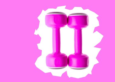 Yaratıcı arka planda iki plastik pembe dambıl. Pop sanat, Zine tarzı. Spor konsepti.