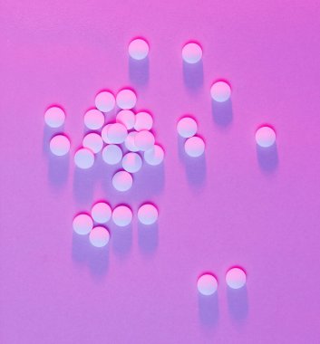 Bağımlılık. Bağımlılık kavramı. Bir sürü beyaz hap. Duotone etkisi.