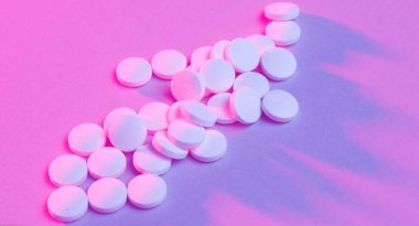 Bağımlılık. Bağımlılık kavramı. Bir sürü beyaz hap. Duotone etkisi.