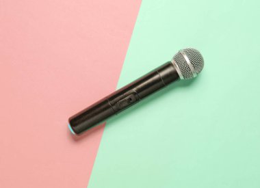 Mavi pastel arka planda kablosuz mikrofon. Düz yatıyordu. Üst görünüm