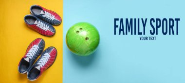 Bowling ayakkabıları ve mavi sarı arka planda bowling topu. Ev içi aile sporları. Boşluğu kopyala