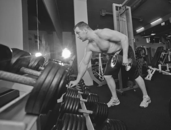 Jonge Knappe Volwassen Man Doet Een Arm Halter Rijen Moderne — Stockfoto