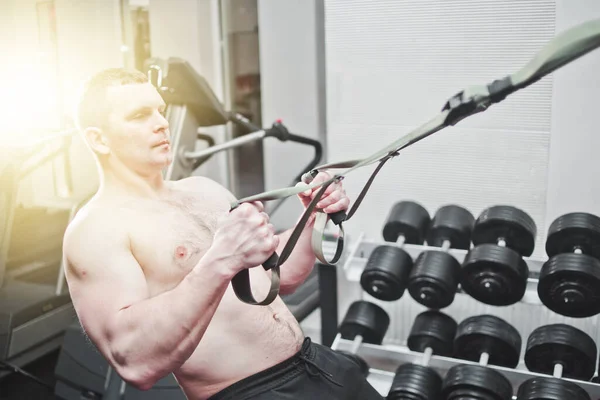 Silný Muž Dělá Crossfit Cvičení Fitness Řemínky Tělocvičně — Stock fotografie