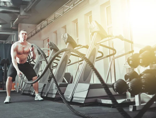 Trainingskonzept Kraftvoller Attraktiver Junger Mann Trainiert Fitnessstudio Mit Seilen Training — Stockfoto