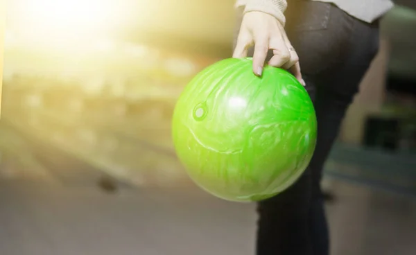 Ženská Ruka Drží Zelenou Bowlingovou Kouli Připravenou Hodit — Stock fotografie