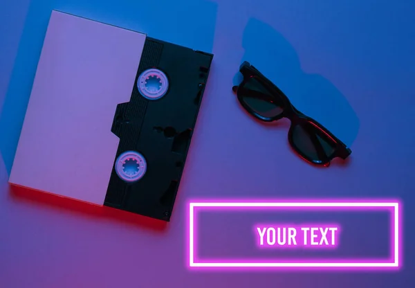 Videokassette Umschlag Brille 80Er Jahre Retro Welle Blaurotes Neonlicht Licht — Stockfoto