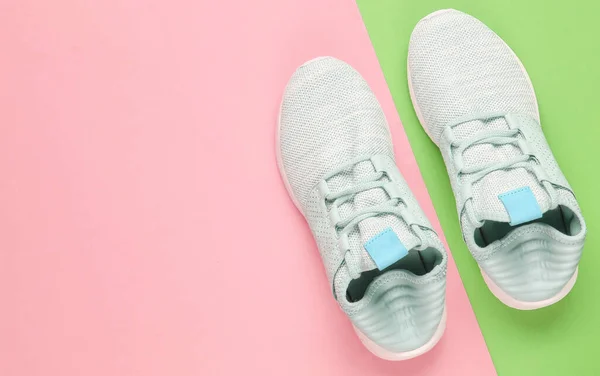 Spor Ayakkabılar Yaratıcı Bir Renkli Kağıtta Spor Ayakkabıları Koşu Ayakkabılarının — Stok fotoğraf