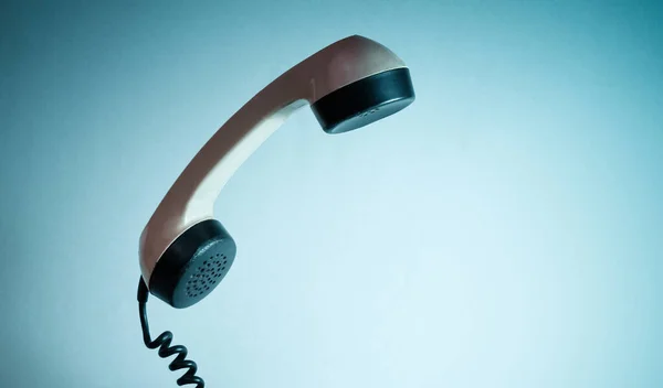 古いスタイルの電話ハンドル 青い赤いネオンライト 80年代 — ストック写真
