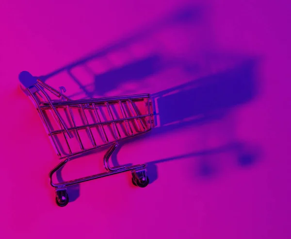 Speelgoedwinkelwagentje Met Neon Roze Blauw Licht Retro Stijl Jaren Minimalisme — Stockfoto
