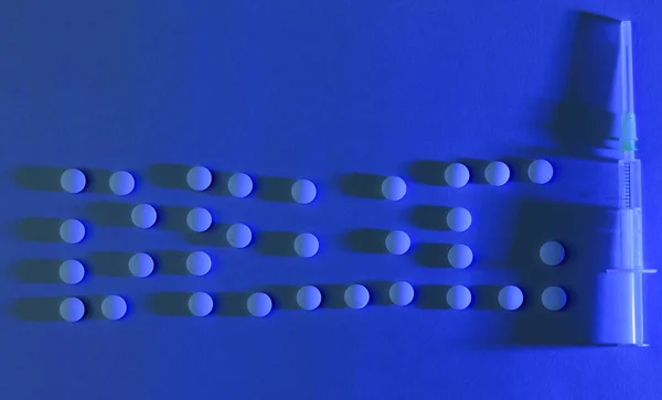 Concepto Adicción Leyendo Drogas Con Pastillas Jeringa Pastillas Luz Azul —  Fotos de Stock