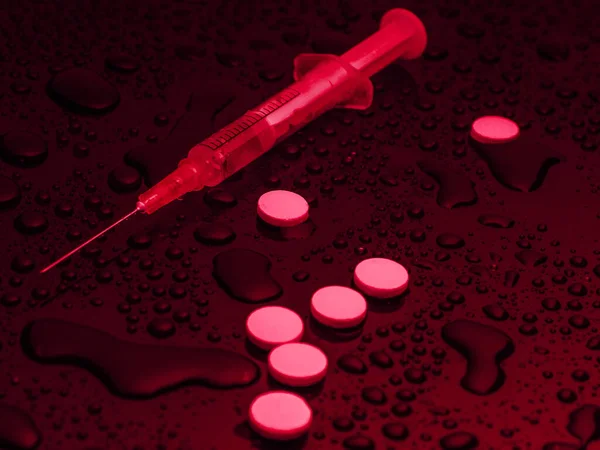 Концепція Наркотиків Залежність Шприц Таблетки Темно Червоному Тлі Краплями Води — стокове фото