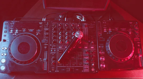 Nachtclub Nachtlebenskonzept Disco Mikrofon Auf Fernbedienung Duotoneffekt — Stockfoto