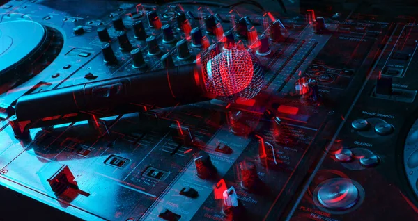 Nachtclub Nachtlebenskonzept Disco Mikrofon Auf Fernbedienung Neonrotes Blaues Licht Glitch — Stockfoto