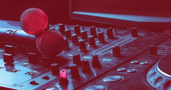 Nachtclub Nachtlebenskonzept Disco Zwei Mikrofone Controller Duotoneffekt — Stockfoto