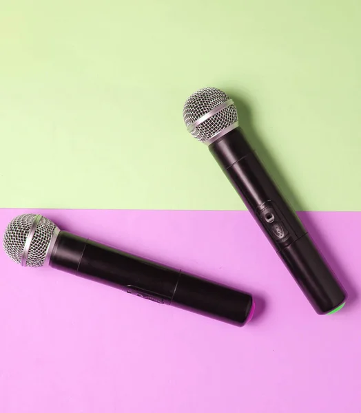 Two Wireless Microphone Green Pink Pastel Background Flat Lay Top — Stock Photo, Image