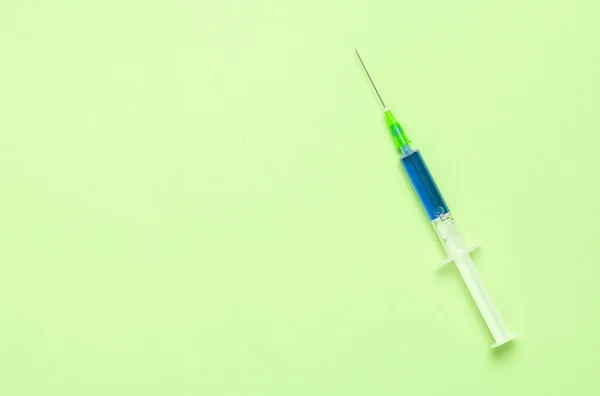 Medisch Concept Injectie Vaccinatie Spuit Met Blauwe Vloeistof Groene Ondergrond — Stockfoto