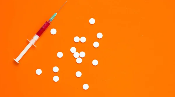 Medisch Concept Injectie Vaccinatie Spuit Met Paarse Vloeistof Pillen Oranje — Stockfoto