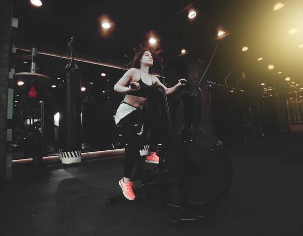 Treino Cardiológico Jovem Mulher Esportiva Usando Bicicleta Exercício Ginásio Menina — Fotografia de Stock