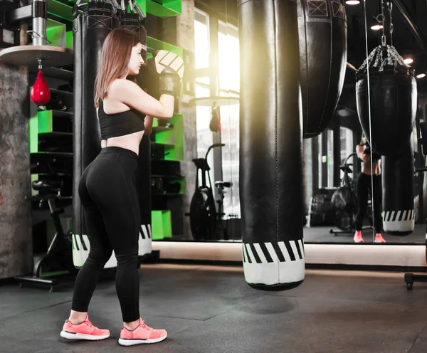 Fittes Mädchen Sportbekleidung Und Boxhandschuhen Schlägt Einer Dunklen Turnhalle Gegen — Stockfoto